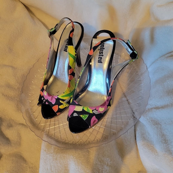 SHOE CLEAROUT SALE!  Heels by UNLISTED size 6 - Picture 5 of 8